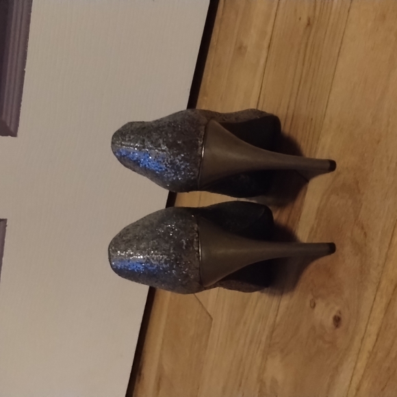 8 1/2 Metallic Silver and Glitter Heel - Picture 4 of 4